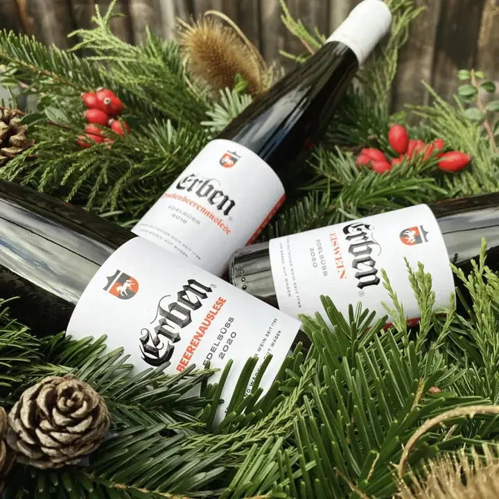 De perfecte dessertwijn voor de feestdagen, stijlvol geserveerd tijdens een kerstdiner – een glas goudkleurige ijswijn naast feestelijke gerechten en kerstdecoratie, ideaal voor een warme en zoete afsluiting.