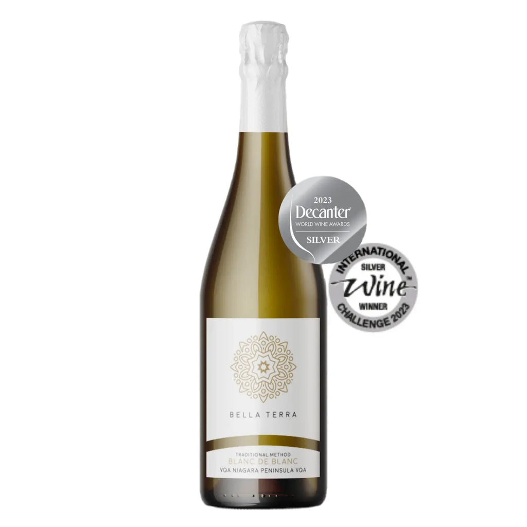 Bekroonde Canadese Chardonnay uit Niagara – elegante mousserende wijn met tonen van citrus, perzik en geroosterde mineraliteit, winnaar van zilver bij Decanter, IWC en All Canadian Wine Awards 2023.
